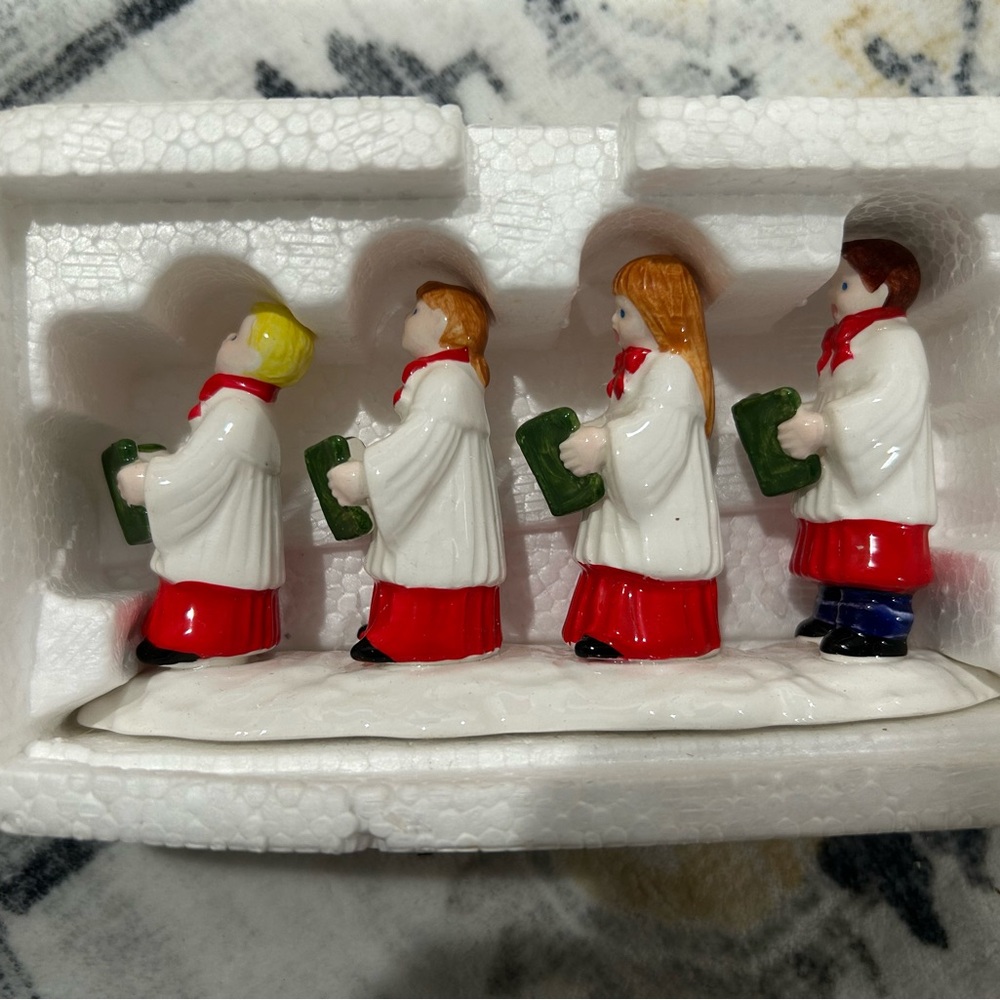 ✨•Department 56 Christmas Village Choir Kids decoration•✨